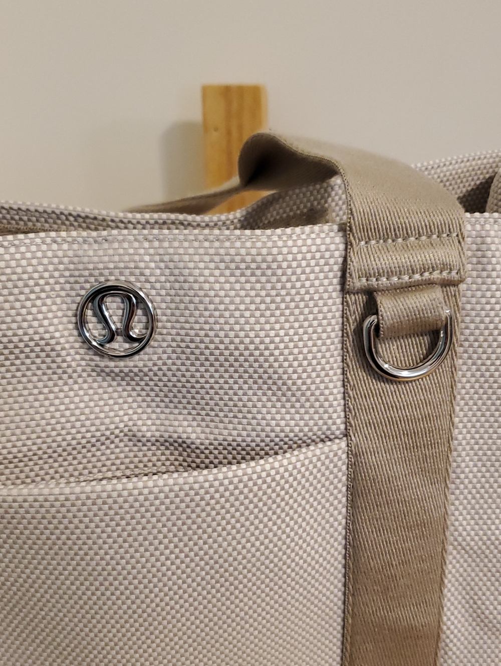 Lululemon Two-Tone Canvas Tote Bag 10L in Like New Condition ... Mojave Tan - Picture 10 of 13